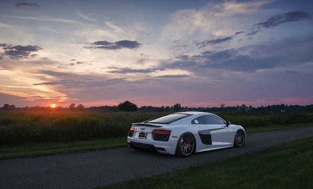 夕阳西下的奥迪r8美图干净的背景真漂亮