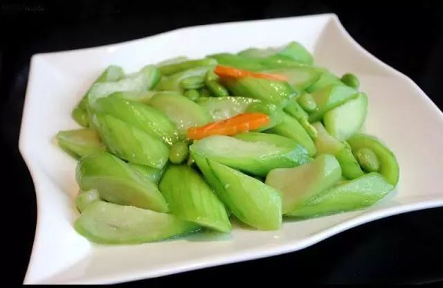 烹饪丝瓜时多加一点它丝瓜不发黑炒出来青绿有食欲