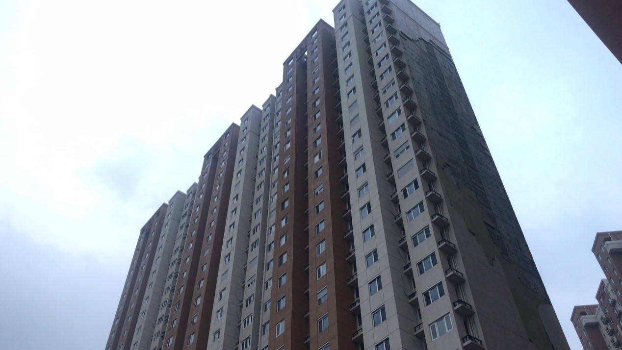 风雨过后首开畅颐园小区一楼栋外墙脱落