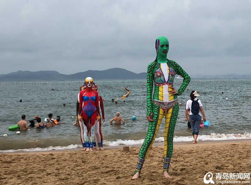 青岛大妈发布脸基尼新款 西域蓝钻印上比基尼