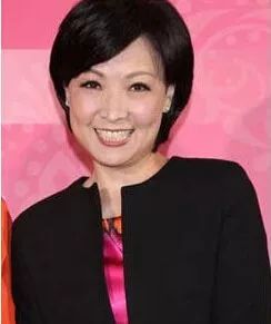 我们先来说说曾志伟的前妻王美华,人称宝妈,1956年1月29日出生于台湾