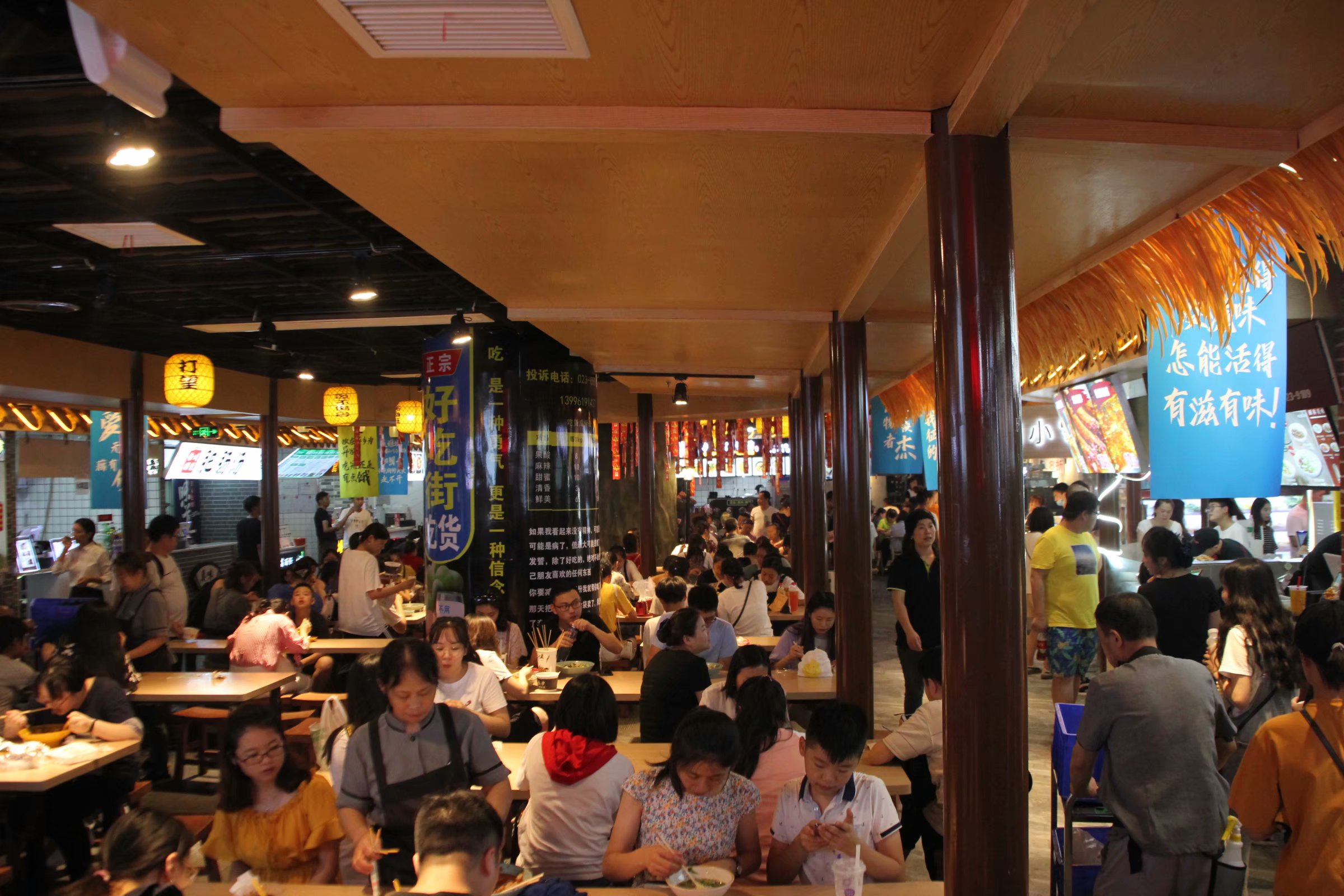 原创重庆现首条室内好吃街 面积达1.2万平方米可同时容纳上万人就餐