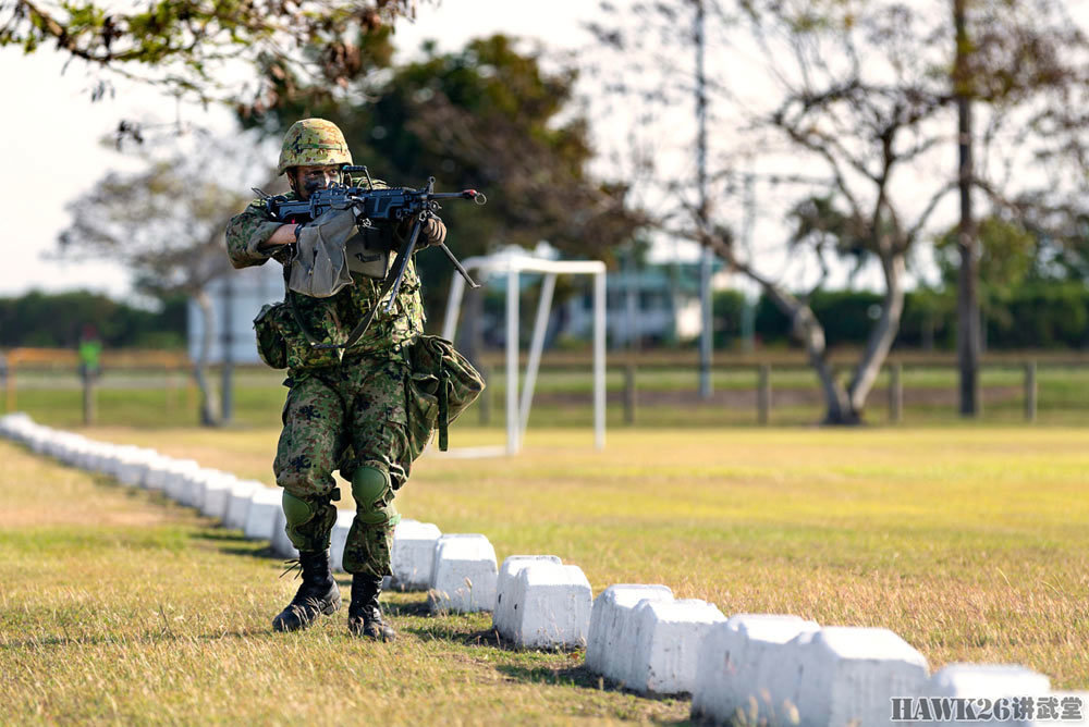 日本陸上自衛隊赴澳大利亞演習無後坐力炮組伴隨步兵班進攻