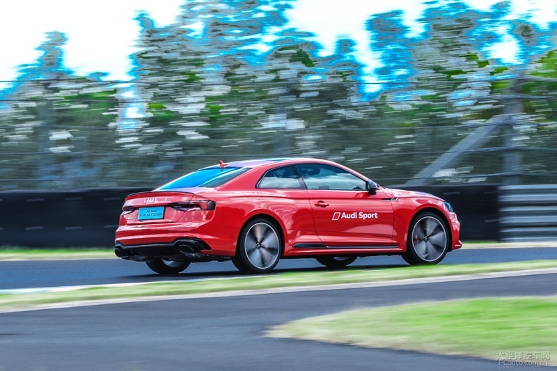 扣子未系已起飞赛道试西装暴徒奥迪rs5