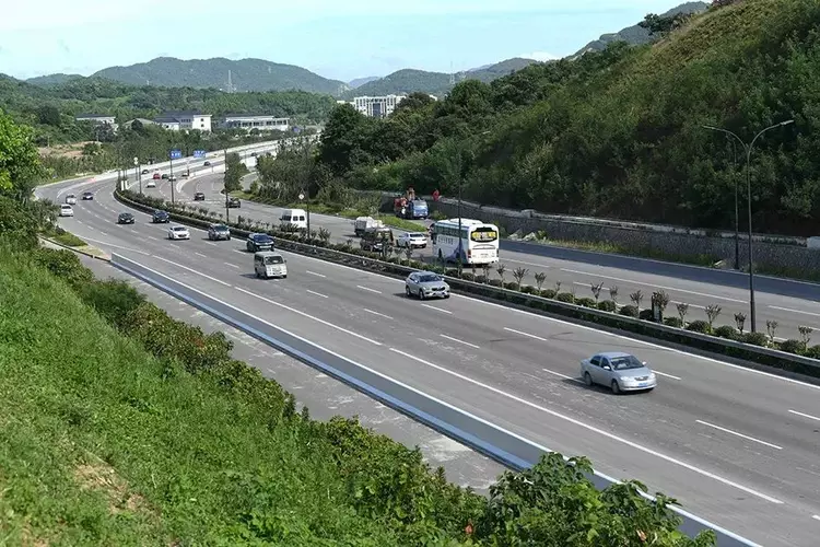 好消息329国道下月底通车从跨海大桥收费站到东港比原先快20分钟