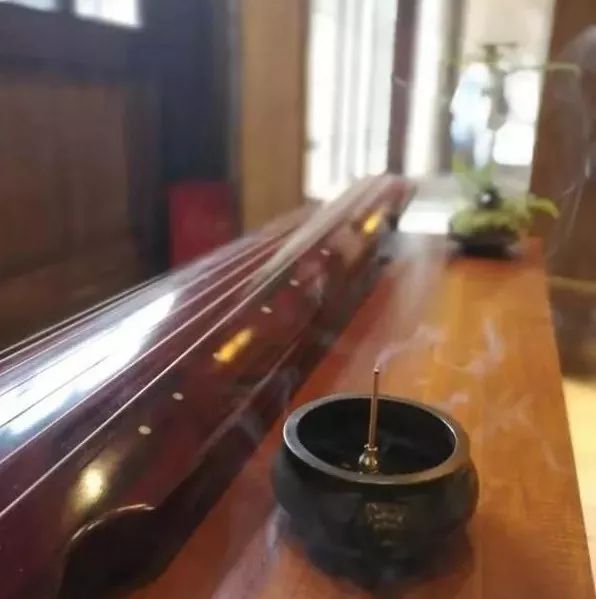 焚香抚琴体现了古人对内心修养的高层次追求,是旨在提升精神层次,涵养