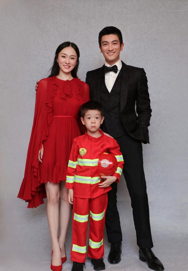 网友偶遇杜江夫妇与好友看电影霍思燕脱俗漂亮有气质