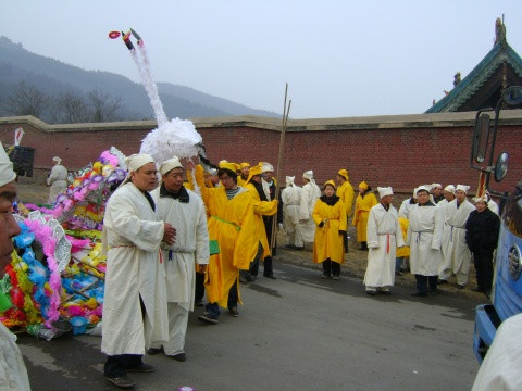 山西葬礼风俗之送棺披麻戴孝者达百人之多