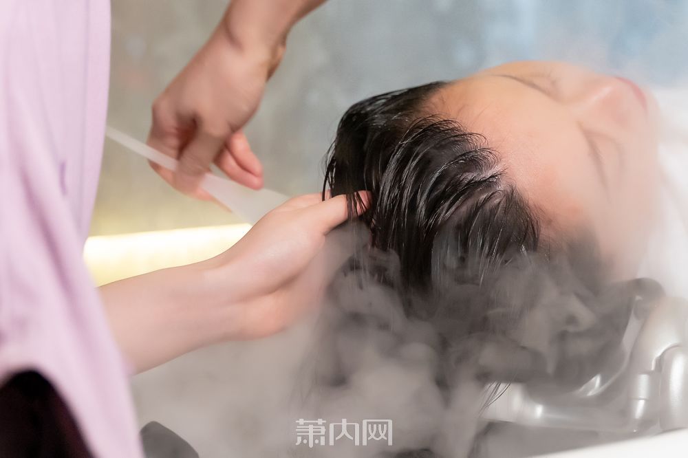 头皮清洁3根据体验妹子的测试结果,理疗师推荐了德研丝的舒缓均衡系列