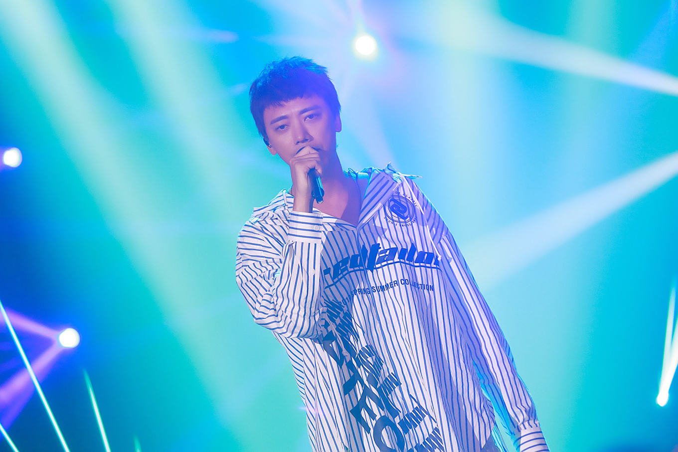 歌手信条纹衬衫搭配破洞裤造型酷帅又拉风48岁衣品不输小鲜肉