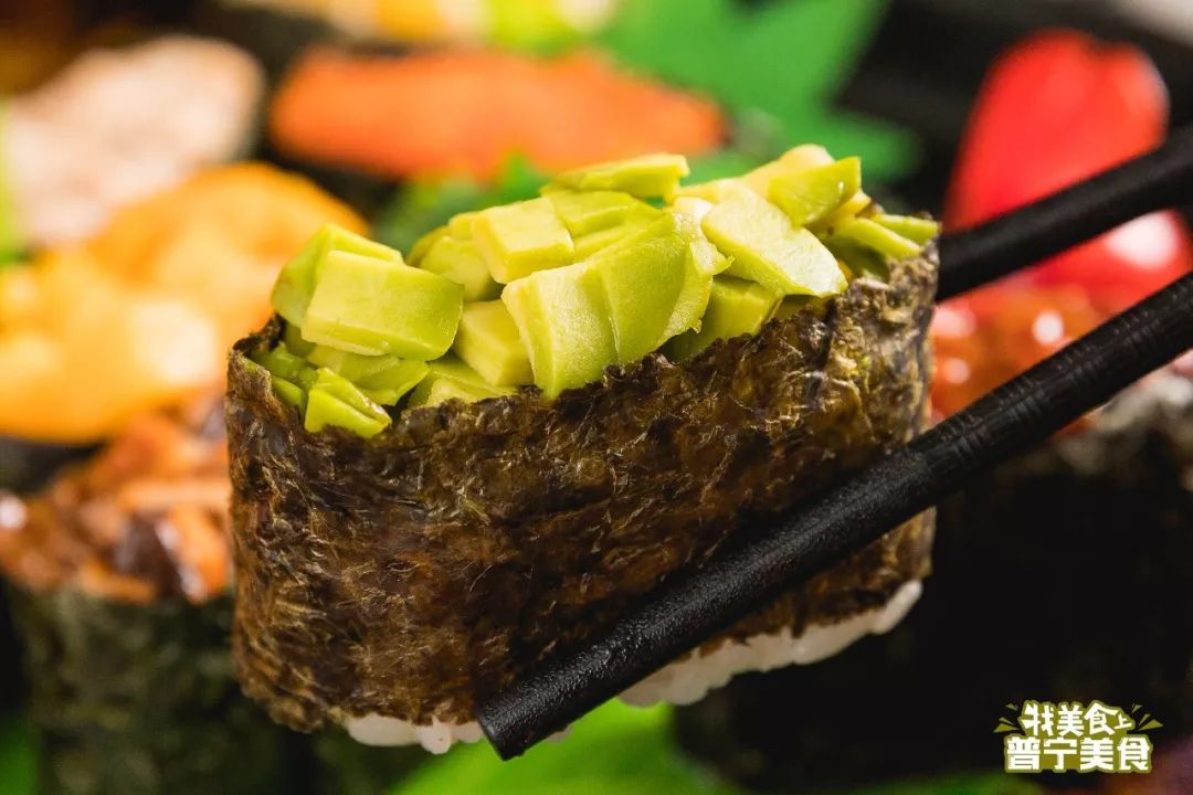 牛油果军舰清新香浓,肉松军舰咸中带甜,蓬松而不腻,都是必点!