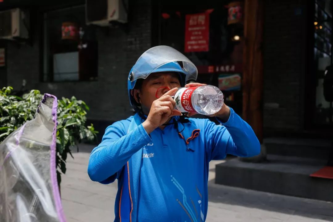 高温下的外卖骑手不怕热就怕顾客不理解