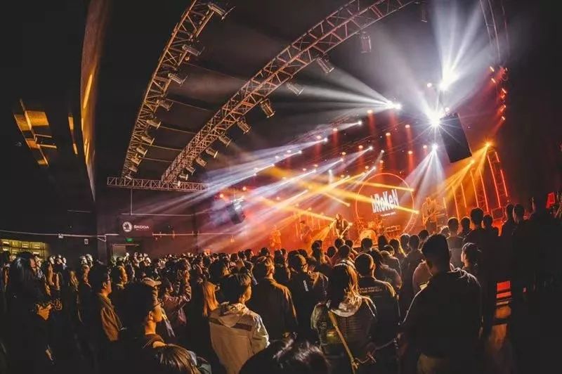 破碎乐队巡演现场毒眸:您是否会研究一些时下的金曲,并尝试去写一些更