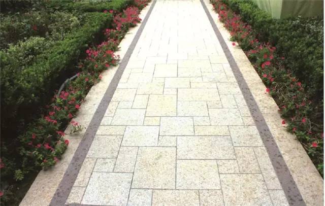 色彩搭配协调,但弧形园路铺设切割量大,边角碎料多