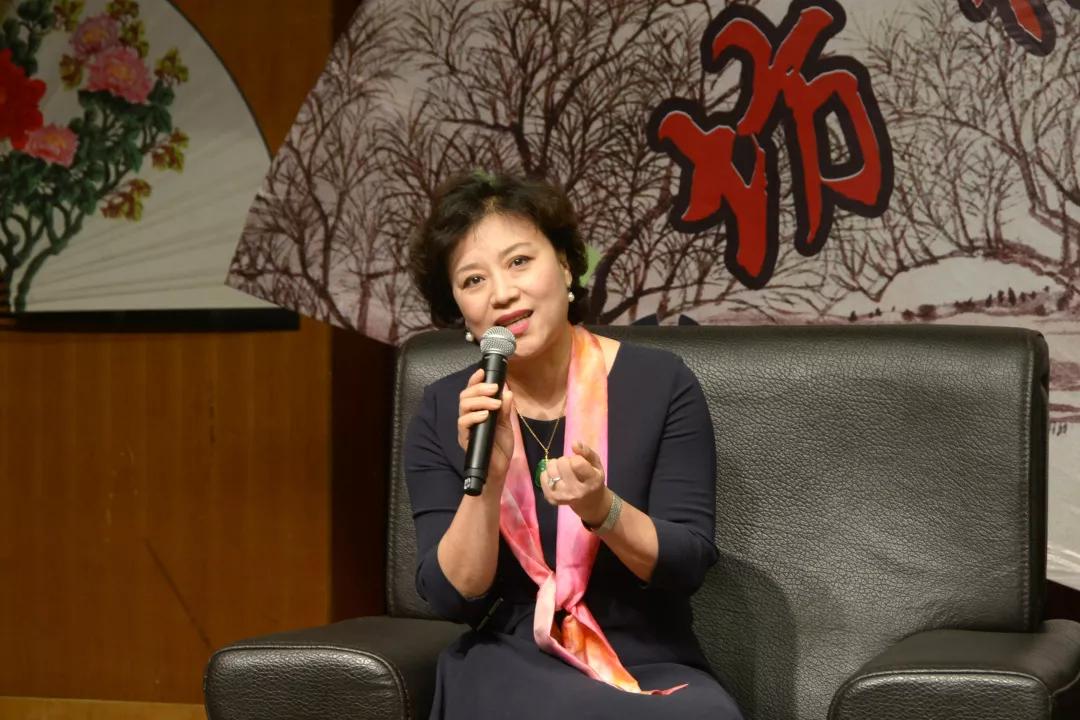 特别邀请了著名导演郭宝昌,中国戏剧"梅花奖""白玉兰奖"得主李佩红