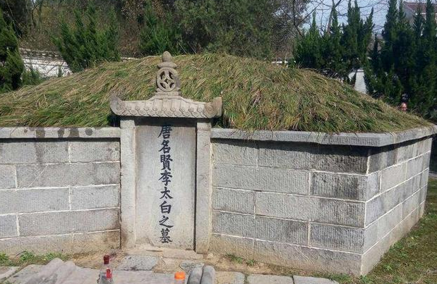 这从历代李白墓前一代代络绎不绝的拜谒者,扫墓者就可看出.