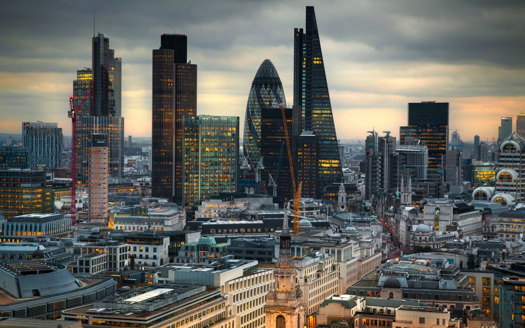 幽默笑话一位姑娘和一位小伙子在小河边散步