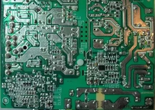 或天气潮湿的时期,整个pcb上都会出现类似不良,剥开铜线看其与基层