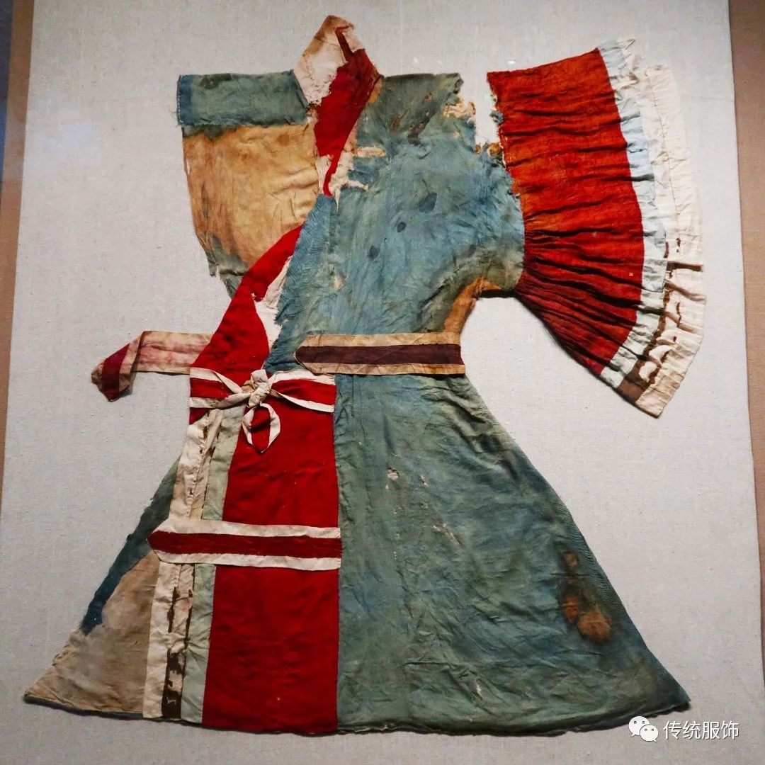 楼兰古墓:"死亡之海"的壁画与服饰 | 一墓一往事