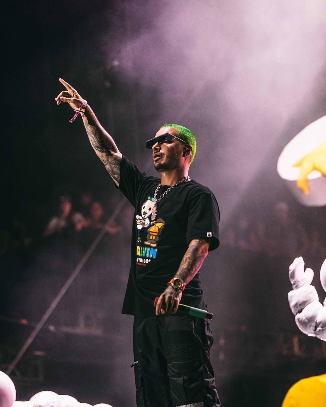 jbalvin上身示范bape携手哥伦比亚大热歌手jbalvin推出联名合作t恤