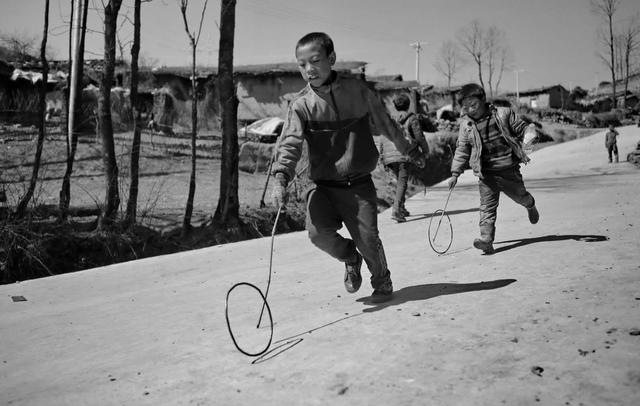 人们为了吃饱饭而努力工作,平时的娱乐设施也很少,但是那个奋斗的年代