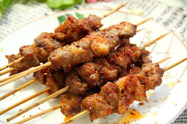 自己在家烤羊肉串不用烟熏火燎干净又卫生一口气吃十串真解馋