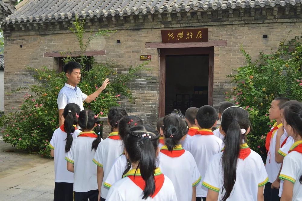 東營市歷史博物館活動當中,少先隊員認真聽大學生志願者的詳細講解