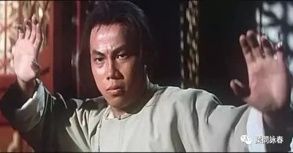成龙成龙小时候拜京剧武生于占元为师,与洪金宝(元龙)﹑元奎,元华