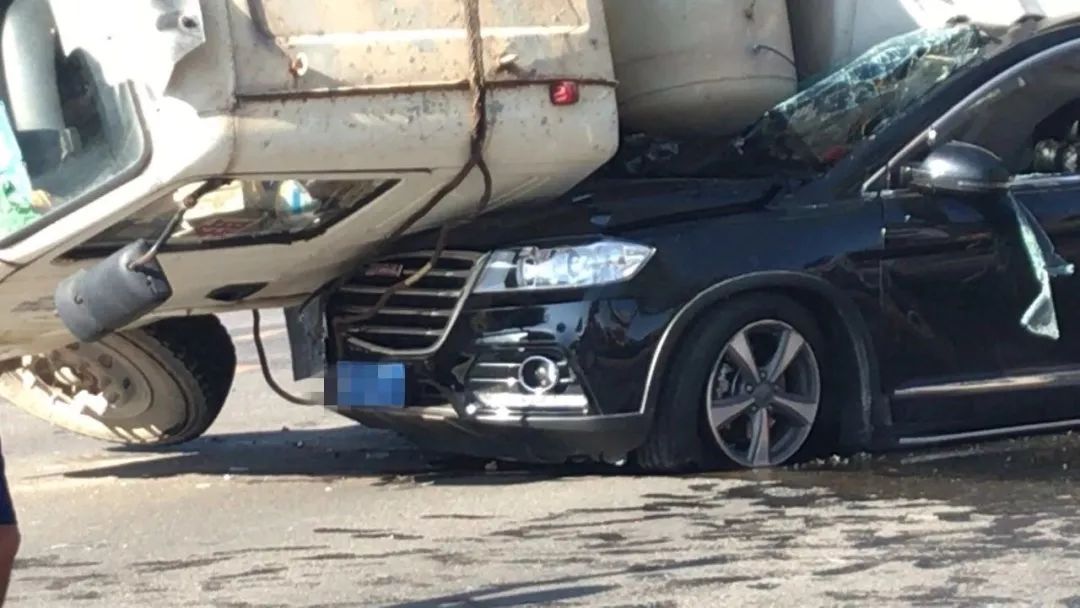 吴川325国道一混凝土大车侧翻压倒小轿车,起因让人气愤.