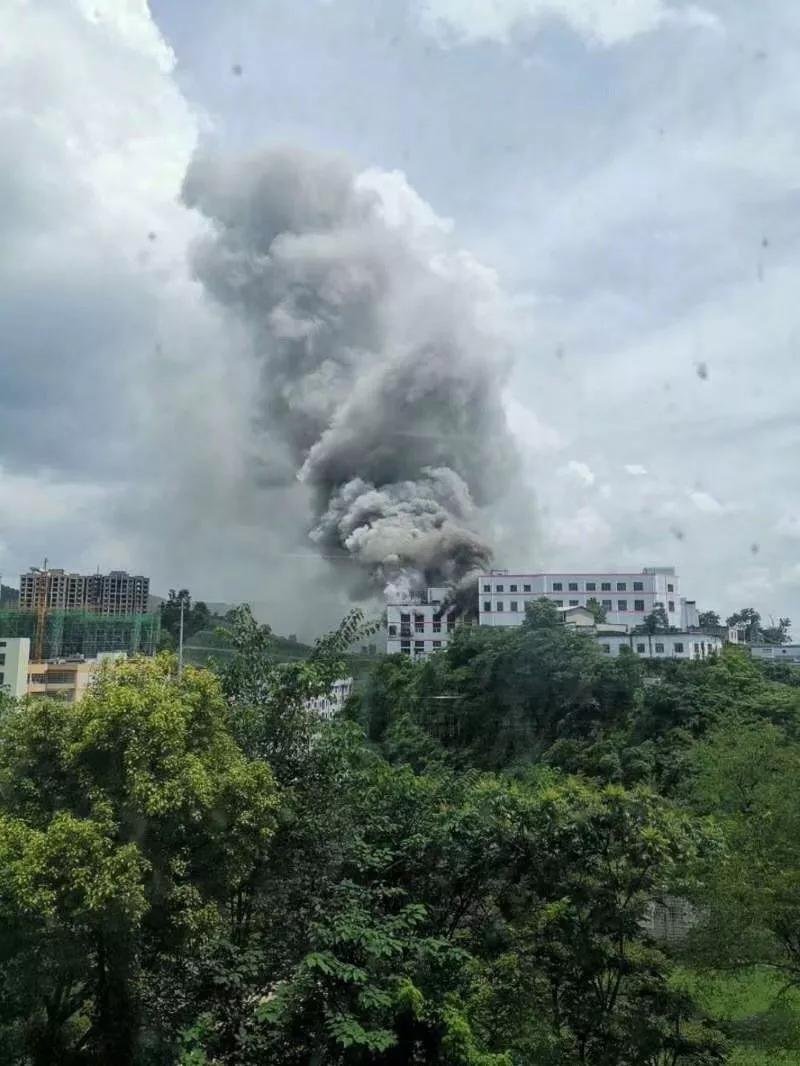 贵阳"老干妈"厂房着火,现场浓烟滚滚!_厂区