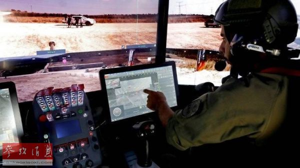 在坦克内部,军人观看一组大屏幕,并使用多种办法控制坦克及其车载武器