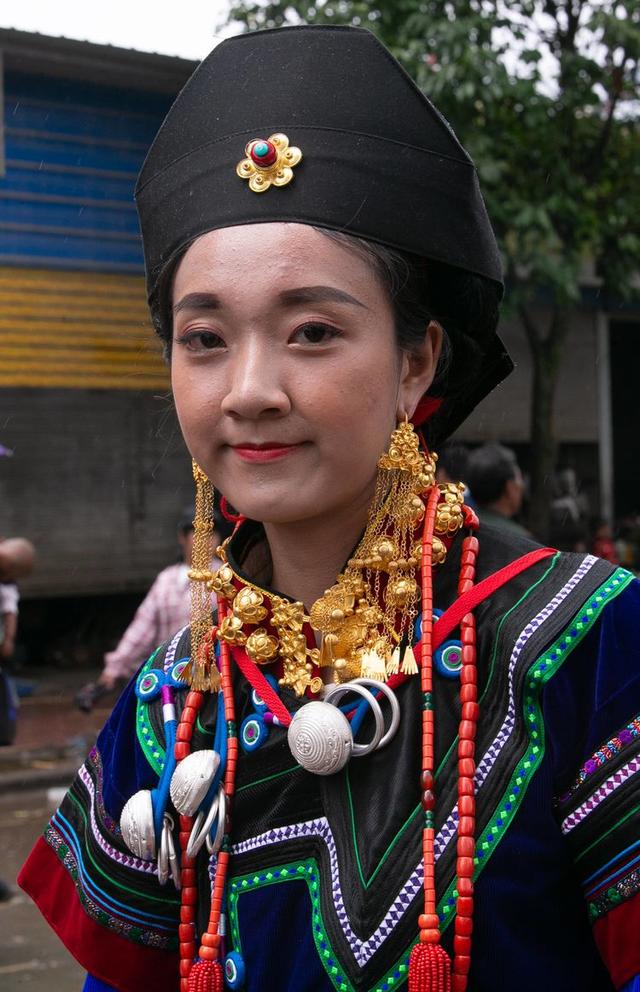 彝族发型女图片