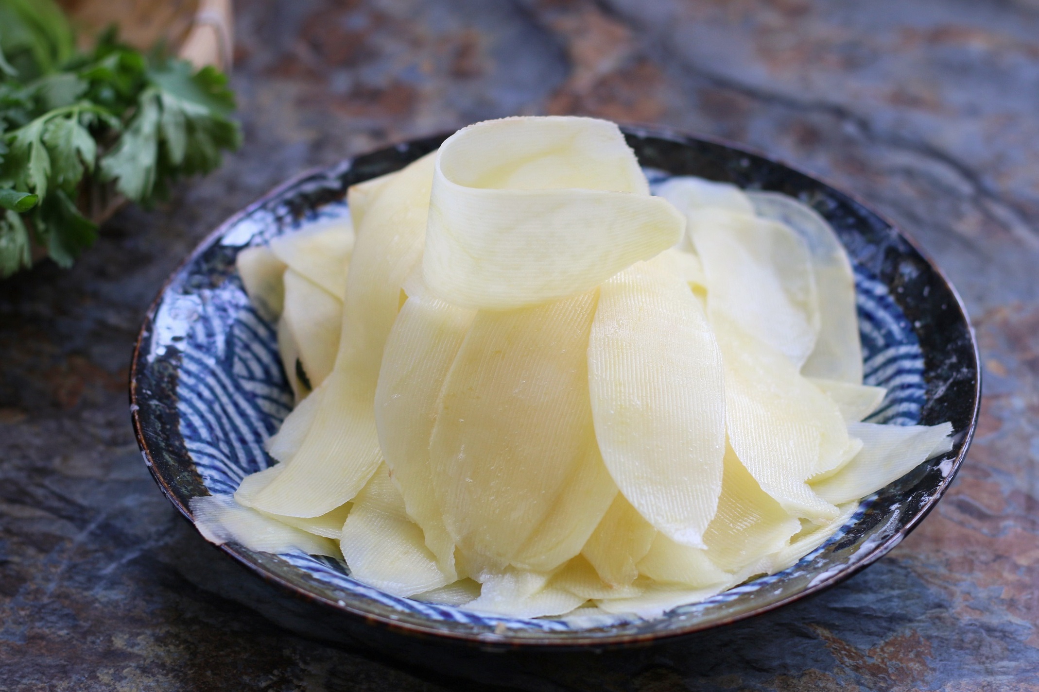 做一道与夏天很配的凉菜凉拌土豆片回味留香招待客人也很赞