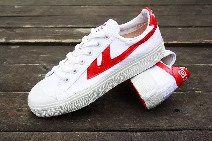 在回力产品的开发设计工作中,坚持"经典与时尚结合,运动与休闲结合"的