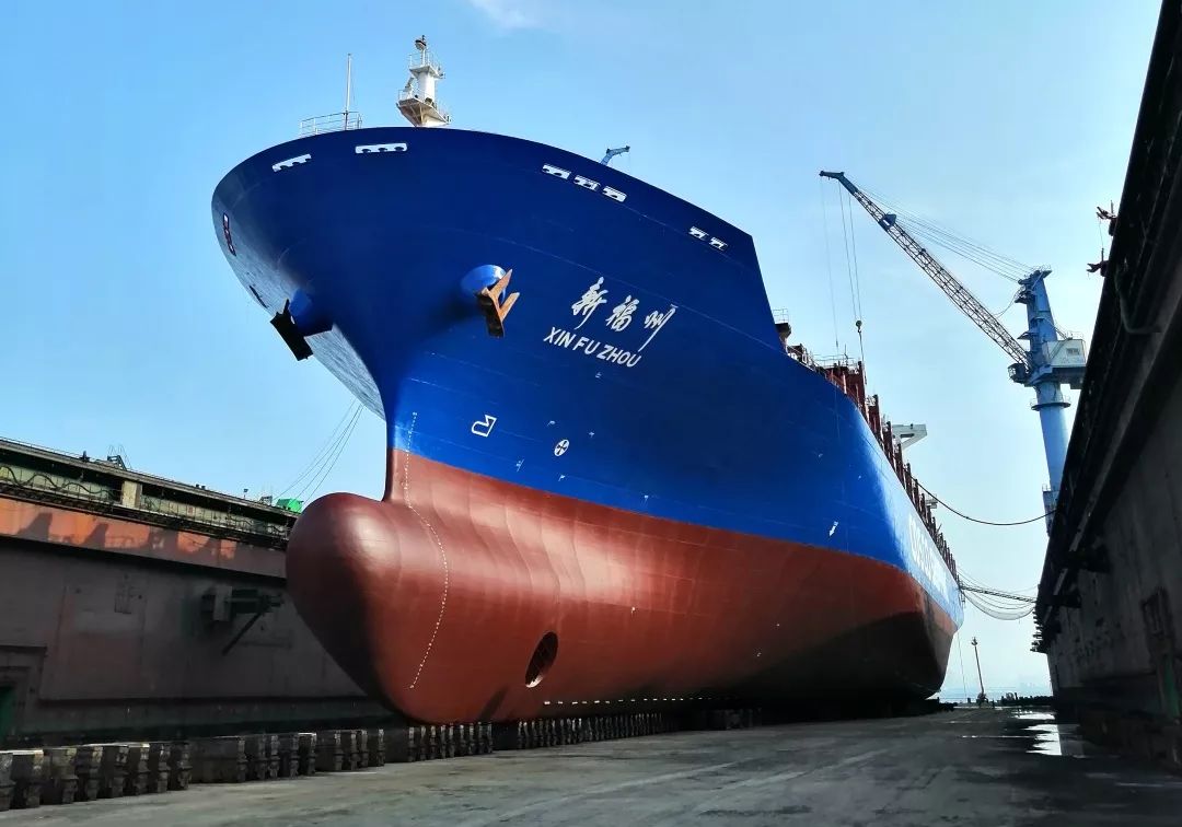 大连中远海运重工大型集装箱轮新福州完工开航