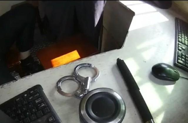 温某对这个礼物爱不释手,于是就把手铐天天带