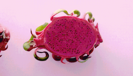 甘甜丰盈的大颗去核荔枝鲜切的红心火龙果在杯中加入盈透的冰块可选含