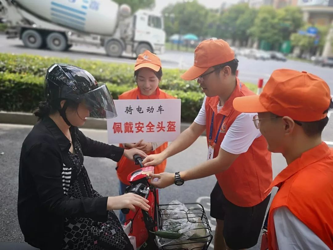 大安全——上城区交通志愿者开展戴好头盔保安全大姆指行动