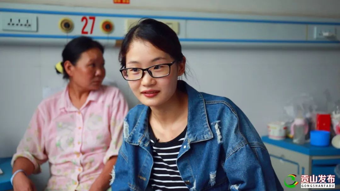 在医务人员认真细致地引导下,和秋玲的妈妈顺利在县医院内科住院部