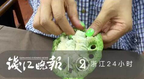 西湖景区的小姐姐晒了一张剥莲蓬图把人羡慕死了技能太无敌