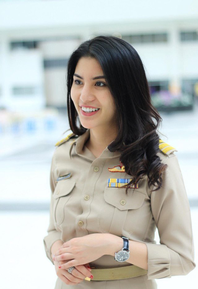 泰国美女公务员免费教英文走红网络,妈妈再也不用担心的我的英语成绩