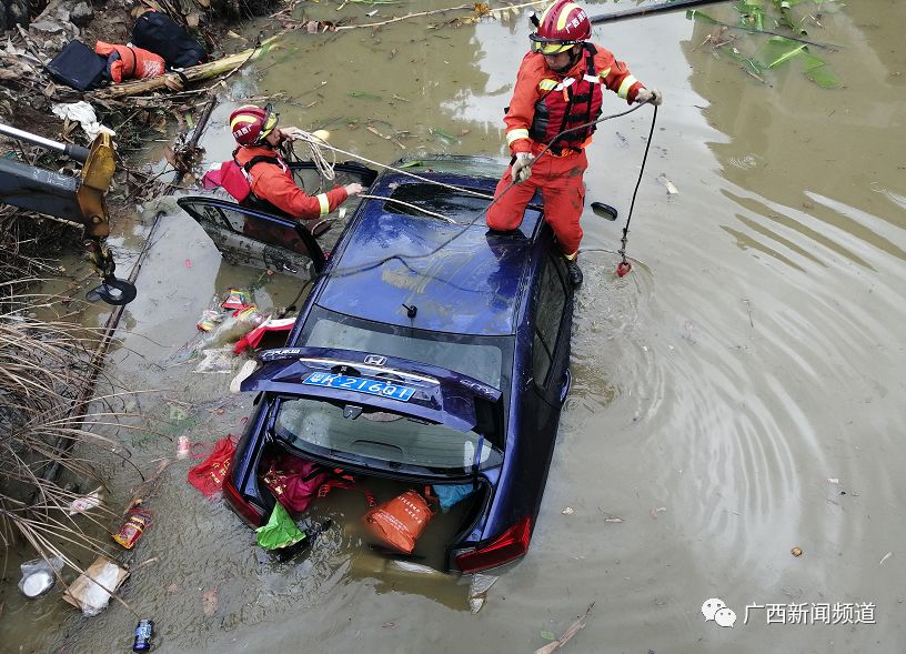 平乐警方提供 随后,当地交警,派出所民警 据目击者介绍,这辆车冲入