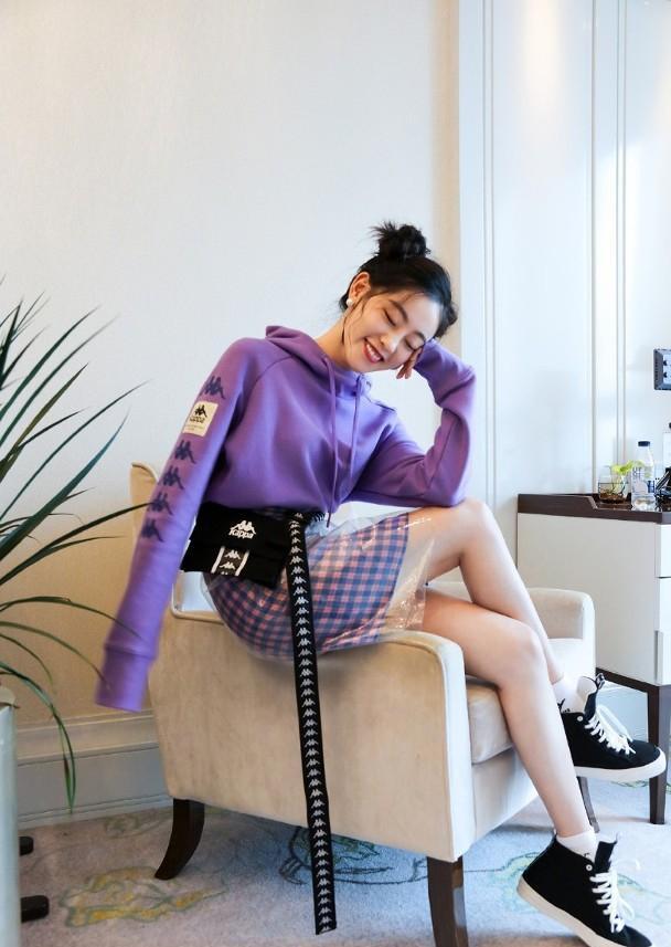 杨幂凭"筷子脚"出名,旗下女艺人也都是大长腿,唯独她无代表作_葛施敏