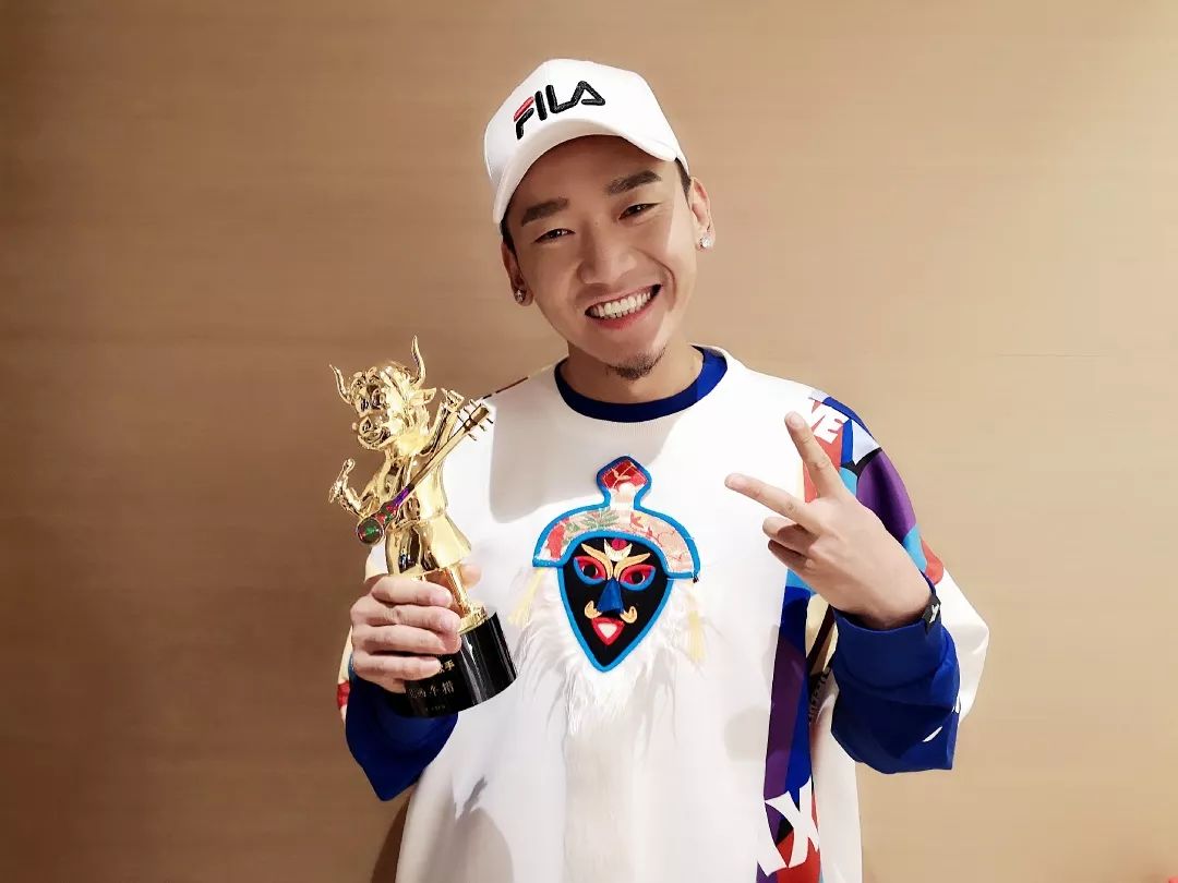 扎西平措近日,第二季《中国新歌声》全国冠军扎西平措先后亮相首届