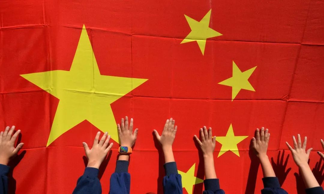 在14亿护旗手的眼中,他们不过是几只臭虫!_五星红旗