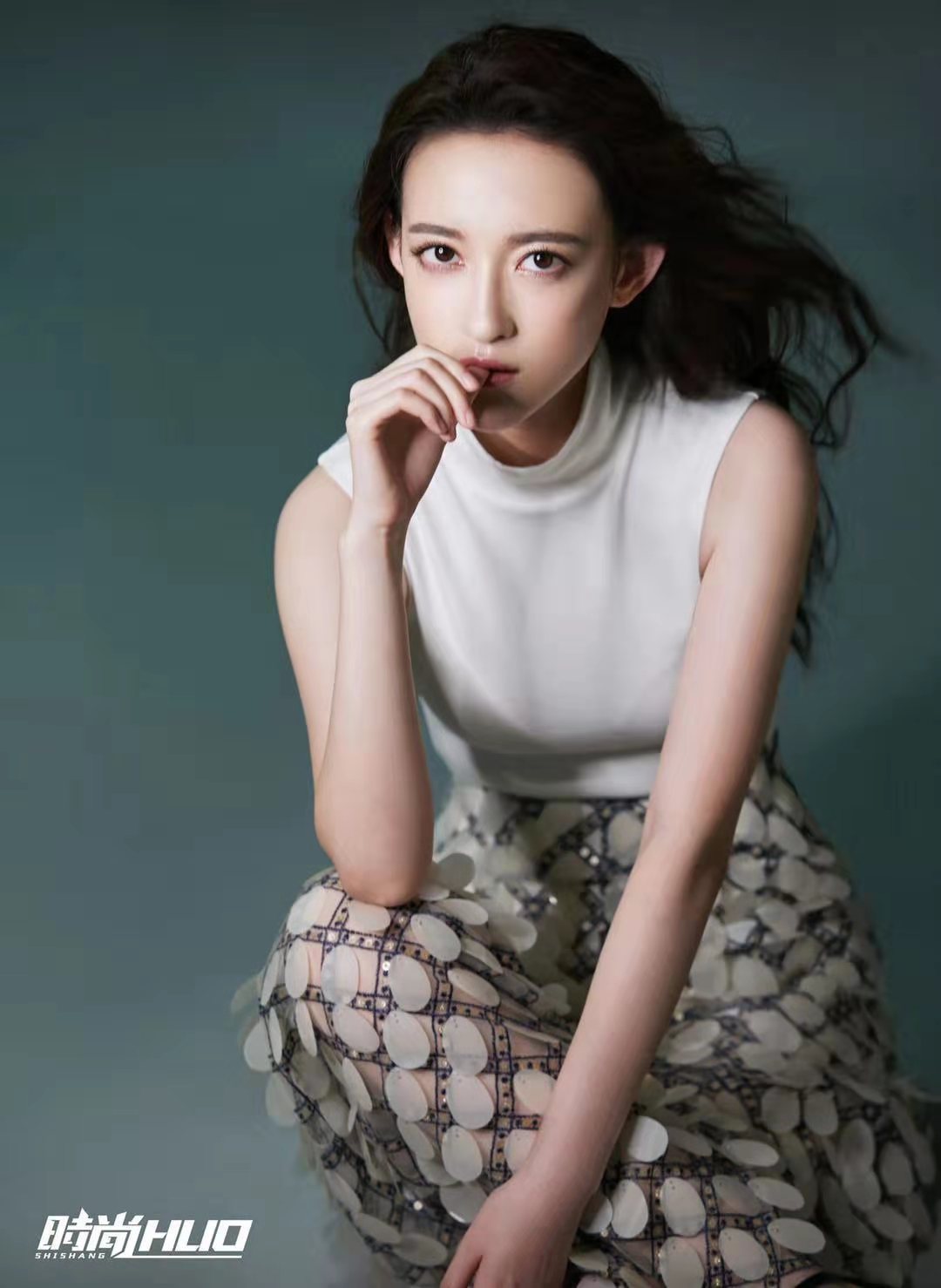 95后小花康宁最新时尚大片曝光 猫眼妆似美人鱼气场全开