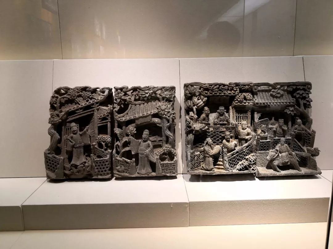 博物馆有四个雕刻艺术品展厅,收藏展出各种流派各式风格的徽州传统