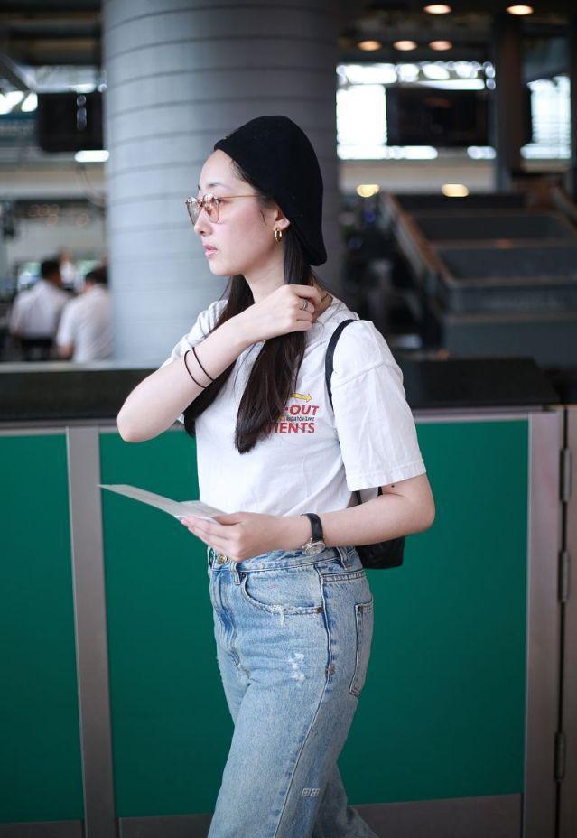 原创蒋梦婕素颜真清纯,t恤搭牛仔裤还戴贝雷帽,学生模样不像30岁!