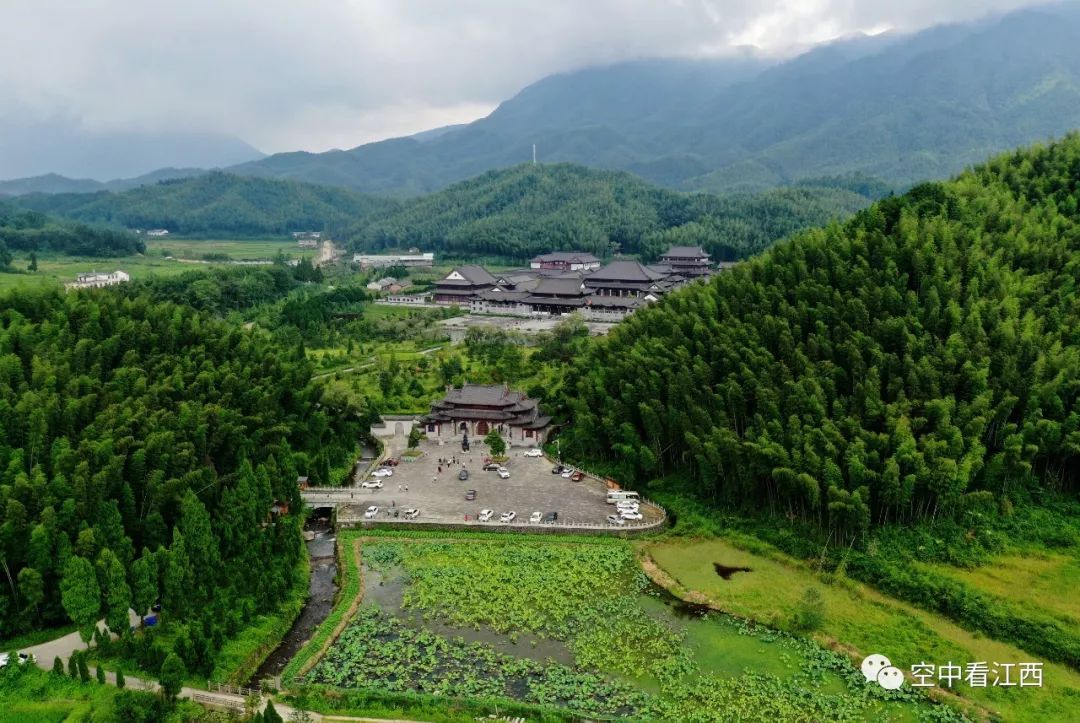 航拍江西百丈山上百丈禅寺.来源:空中看江西怎么样,很兴奋哦!