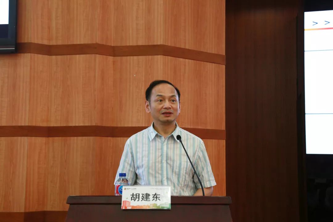 8月1日,集团公司总经理助理,人力资源部主任胡建东为新锐们讲授了